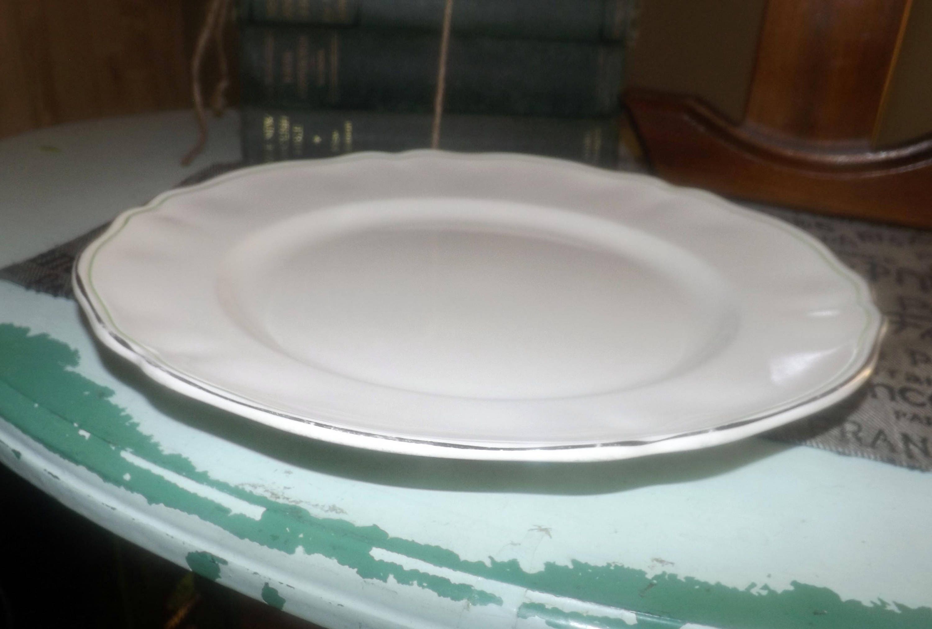 Early midcentury Alfred Meakin MEA384 dinner plate made in England.