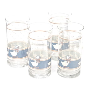 Beker in marmeladestijl met vier ankerpunten | water | sapglazen. Ganzen met strikken.
