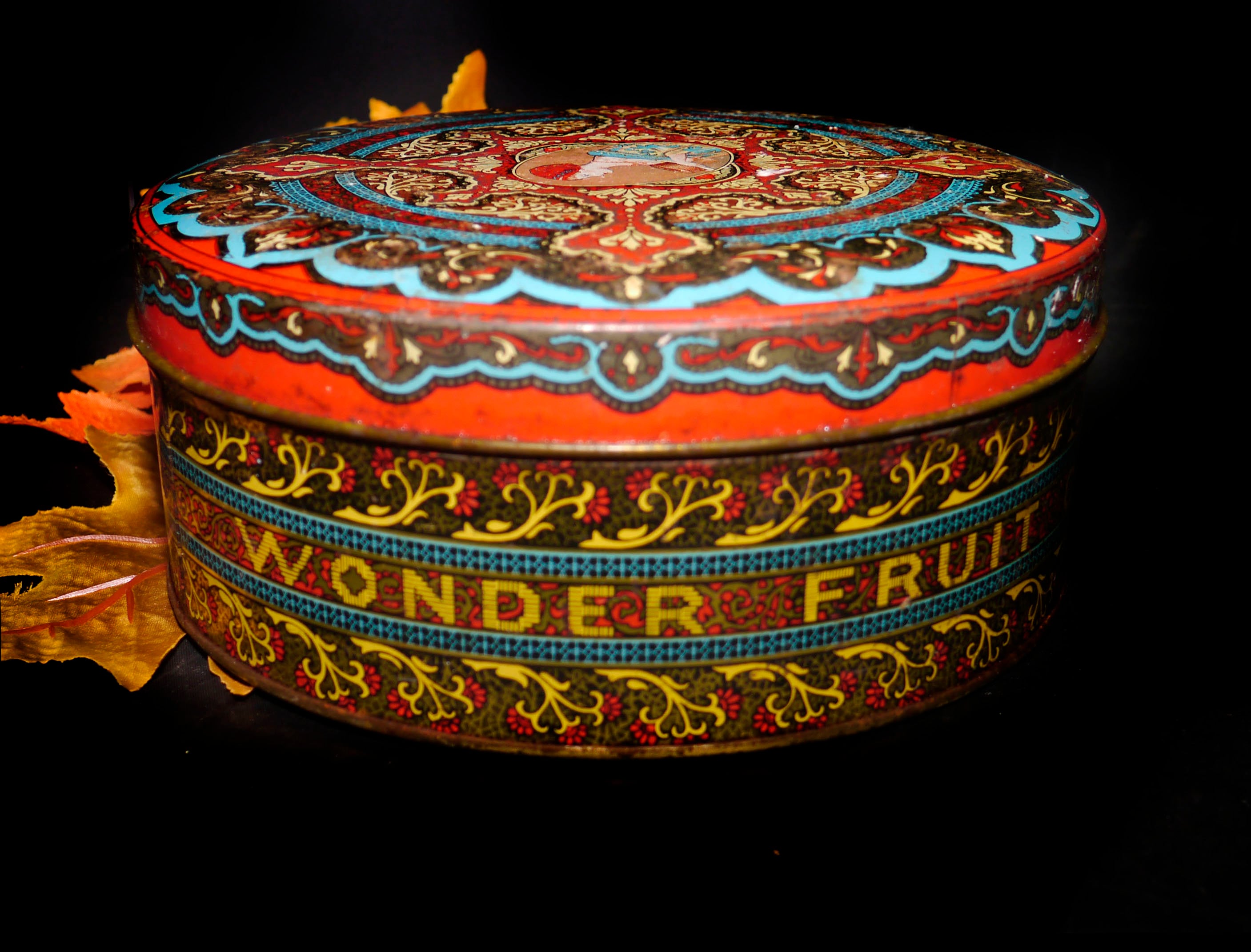 Wonder Fruit Cake round tin. Mosaic made in Canada for General Bakeries.