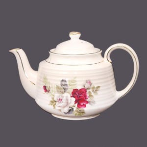 Vintage Sadler 3565 four-cup teapot made in England. Red roses, florals.