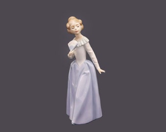 Lladro NAO figurine 402 Demure Girl with Fan 1983. Vincente Martinez design. Made in Spain.