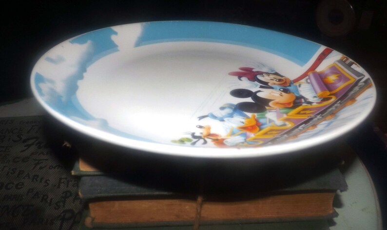 Coupe shape. 1996 Gibson Designs GID378 Disney Mickey and Minnie Mouse and friends dinner plate Vintage