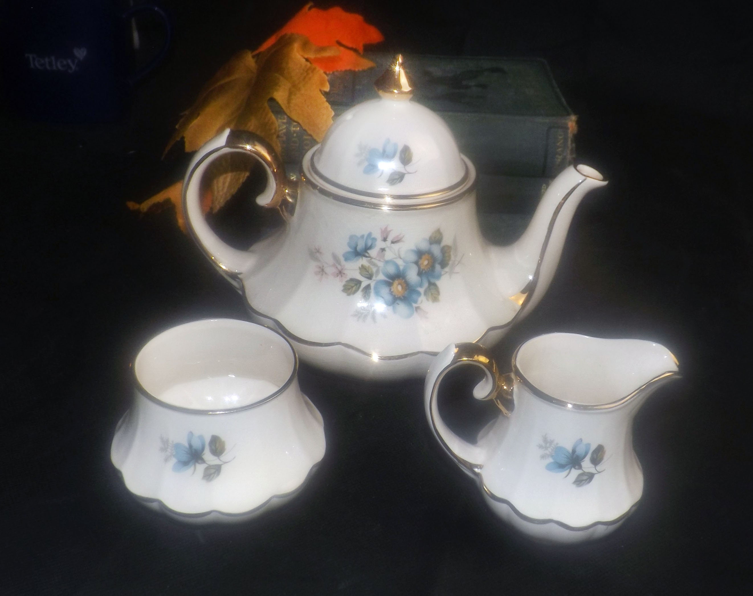 Sadler 3261 tea service. Marquisshaped fourcup teapot, creamer and