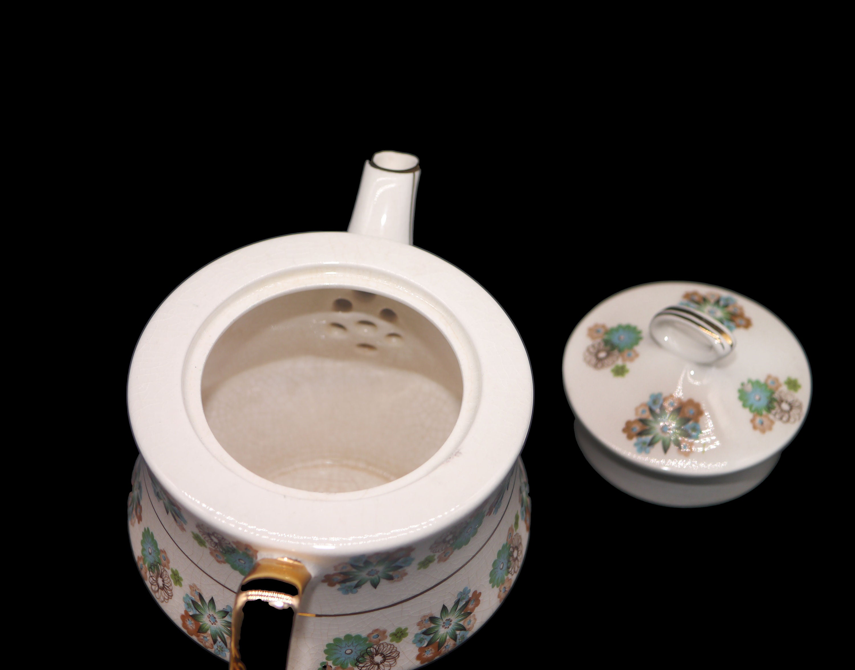 Gibsons W932 fourcup teapot made in England.