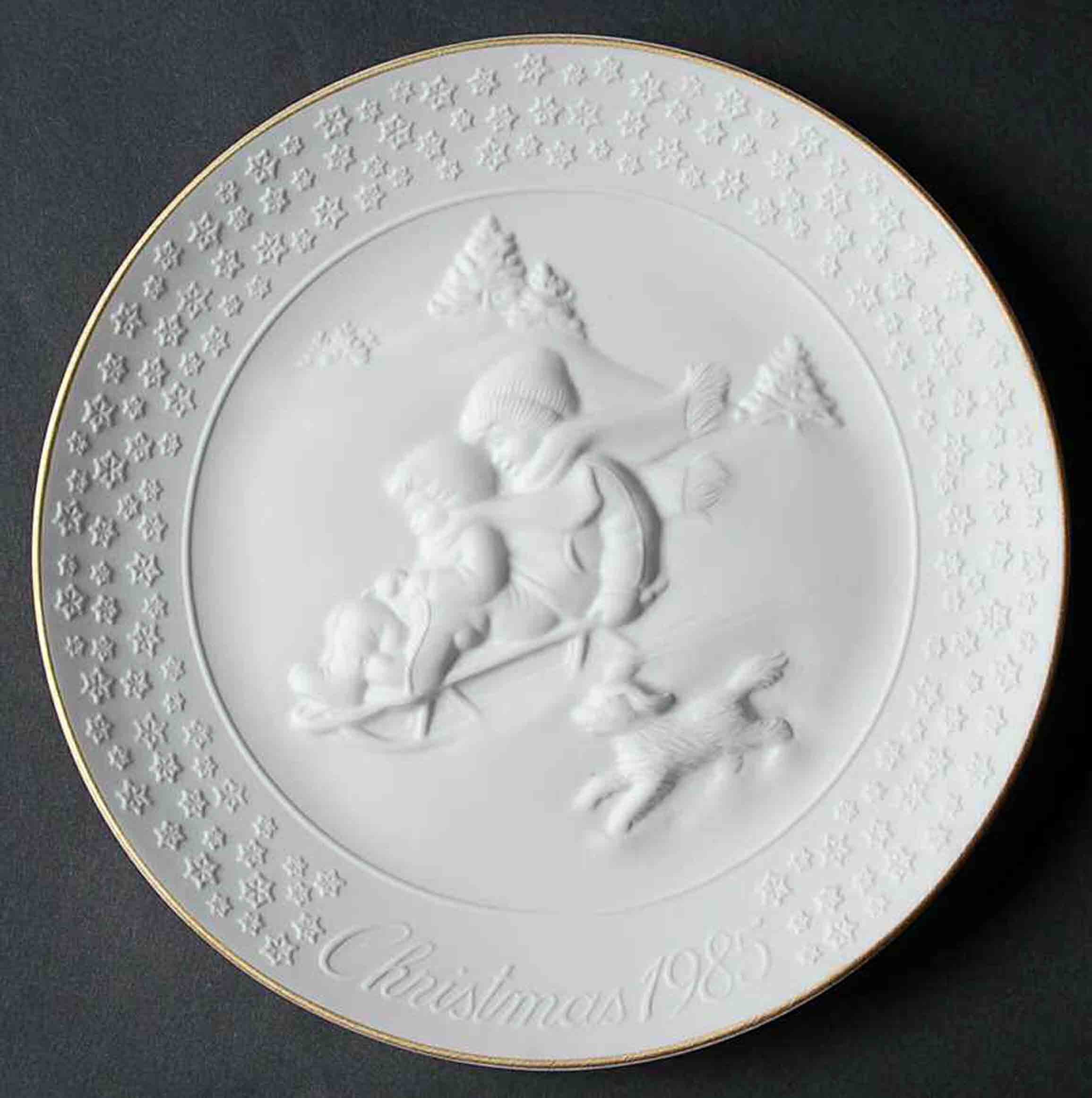 Vintage (1985) Avon A Child's Christmas porcelain bisque decorative plate made in Germany.