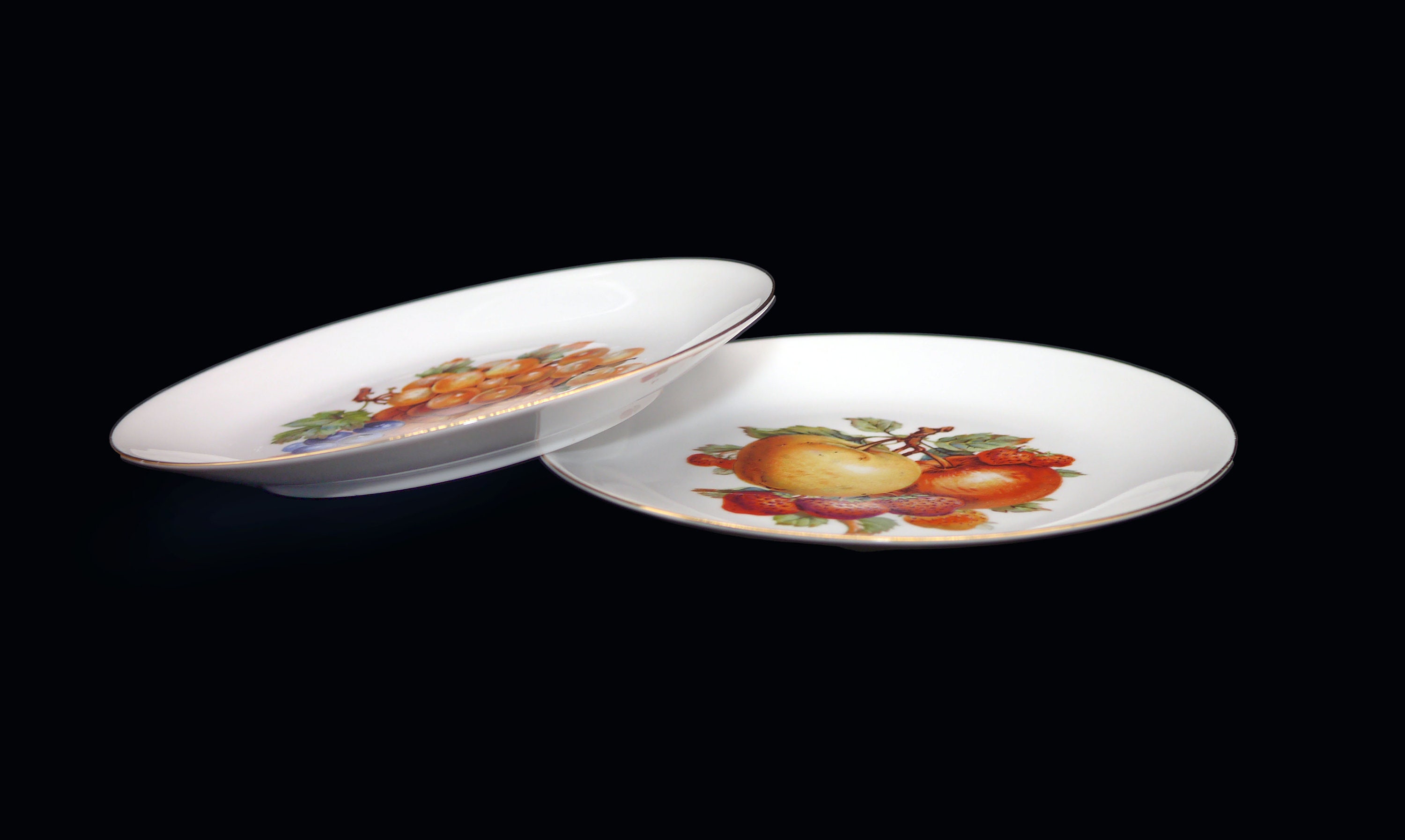 Pair of Kahla KHL9 Bavarian fruit plates made in Germany.