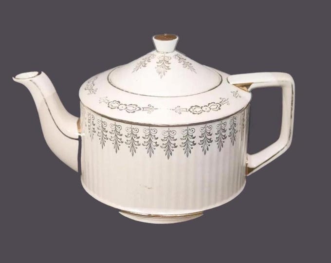 Sadler 3095 four-cup teapot made in England.
