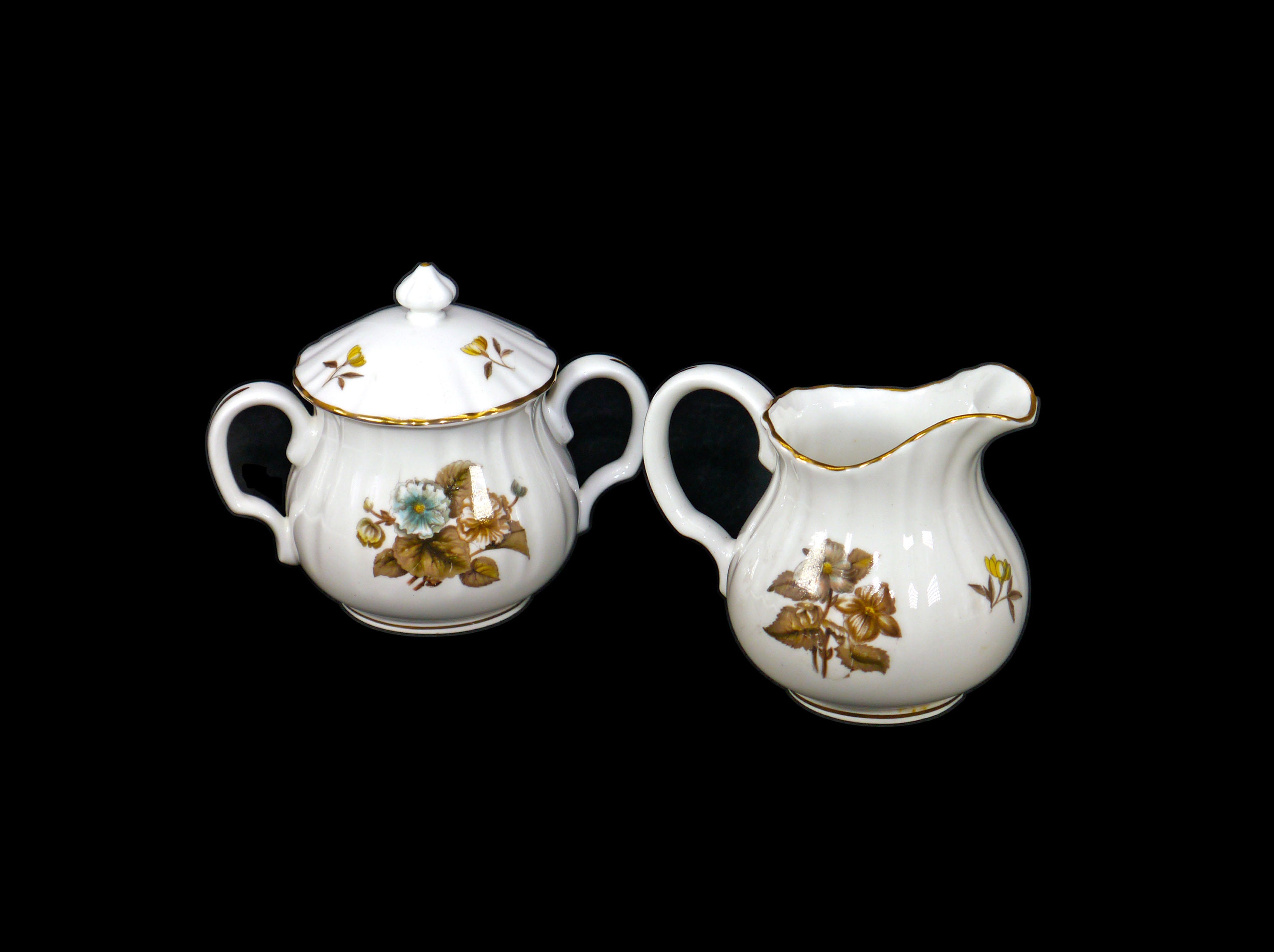Royal Worcester Dorchester Z2637 creamer and covered sugar bowl set. Bone china made in England.