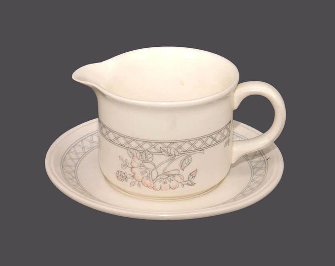 Biltons BIL55 gravy boat with under-plate made in England.