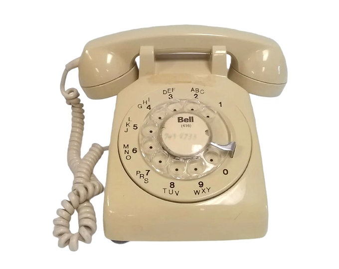 Bell Telephone Rotary Dial phone in beige color. Model CD500 made in Canada. Working order.