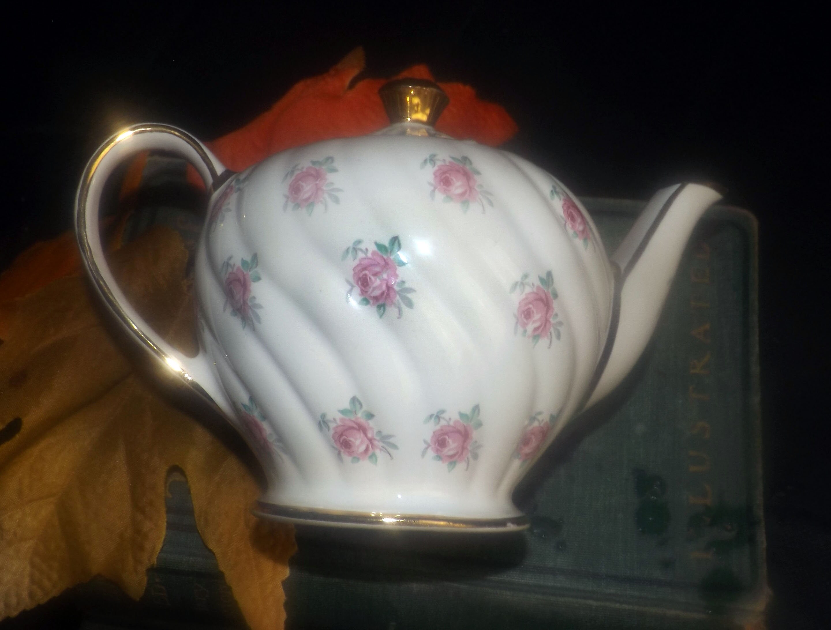 Vintage (1930s) Sadler 1593 teapot. Pink rose sprays, gold edge and