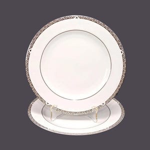 Coppia di piatti da insalata vintage Royal Doulton Platinum. In finissima porcellana Bone China.