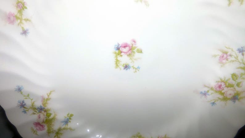 Johnson Brothers JB432 pattern dinner plate Floral sprays gold edge. swirl verge 1950s center florals Mid-century