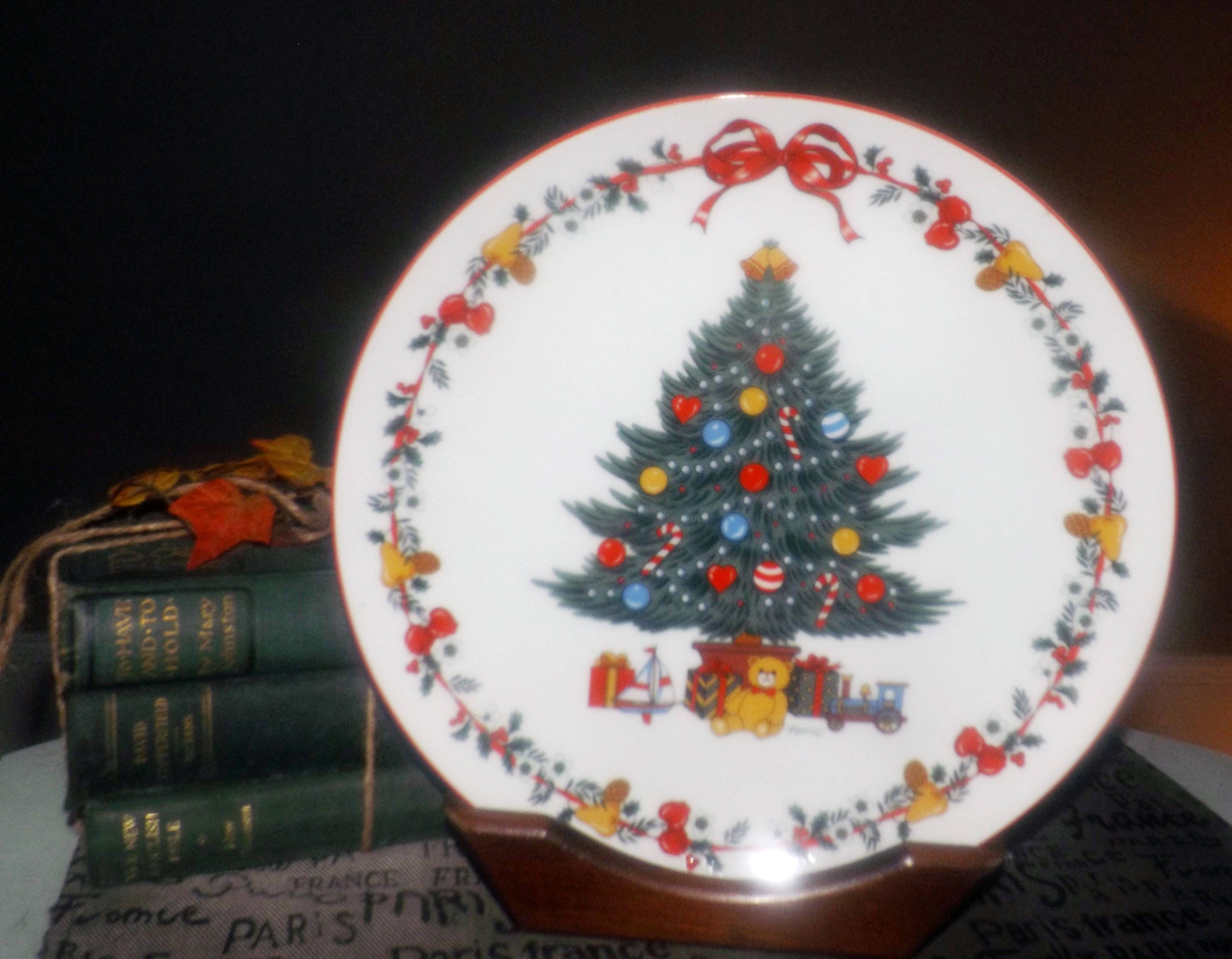 Vintage Yamaji Himark Japan Christmastime dinner plate. Christmas