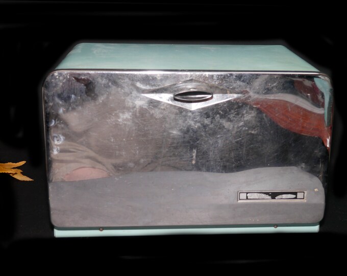 Vintage Tecoware metal bread box made in Canada for Eaton's. Retro avocado and chrome.