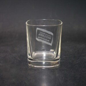 Peut inclure: Un verre &agrave; whisky en verre transparent avec une base carr&eacute;e et des bords arrondis. Le verre porte l'inscription "Johnnie Walker Red Label" grav&eacute;e sur le c&ocirc;t&eacute;.