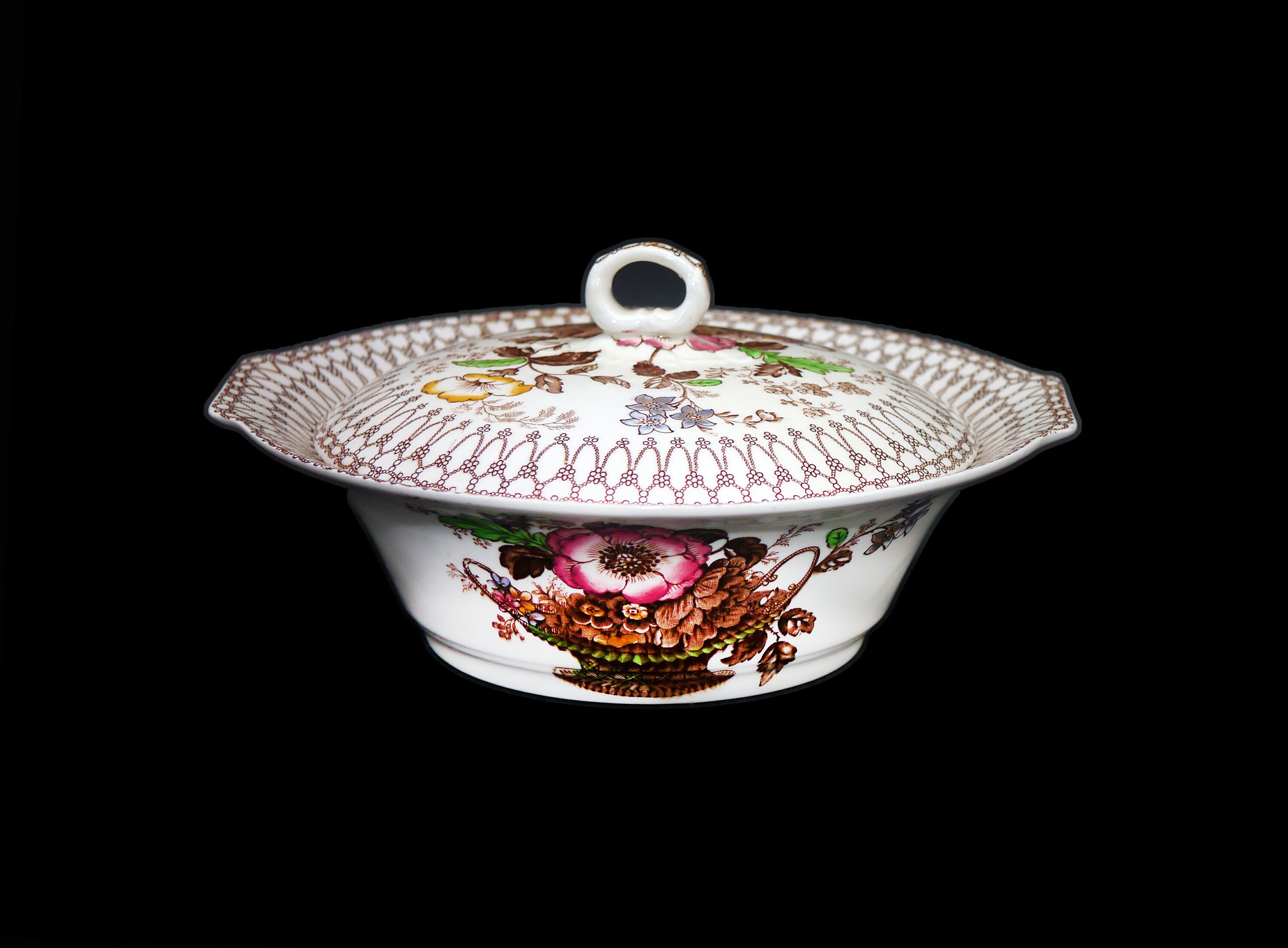 Myott Bonnie Dundee covered vegetable serving bowl made in England.