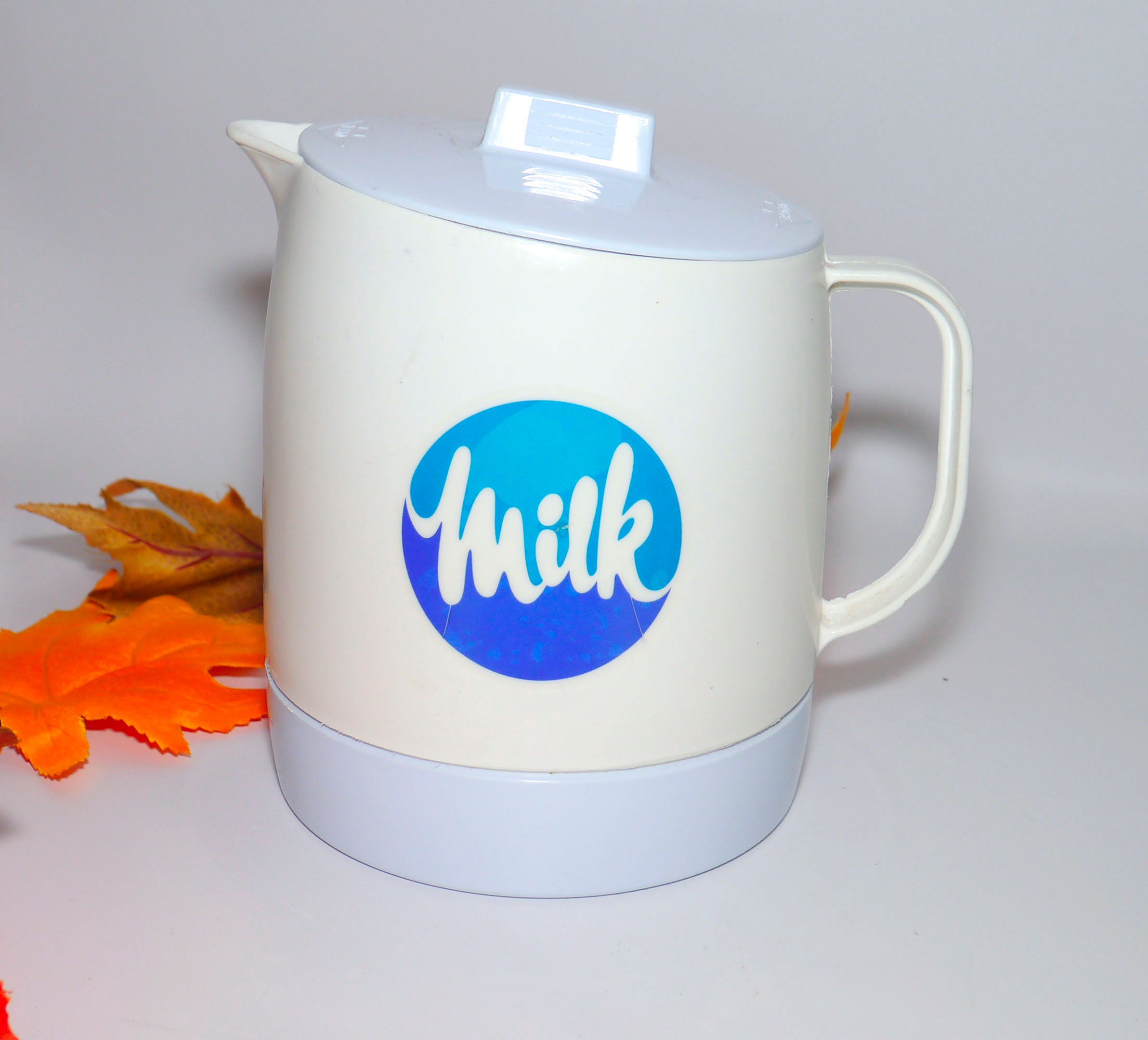 Vintage Dairy Farmers of Ontario plastic Milk jug with lid. Made by Quikut in USA.