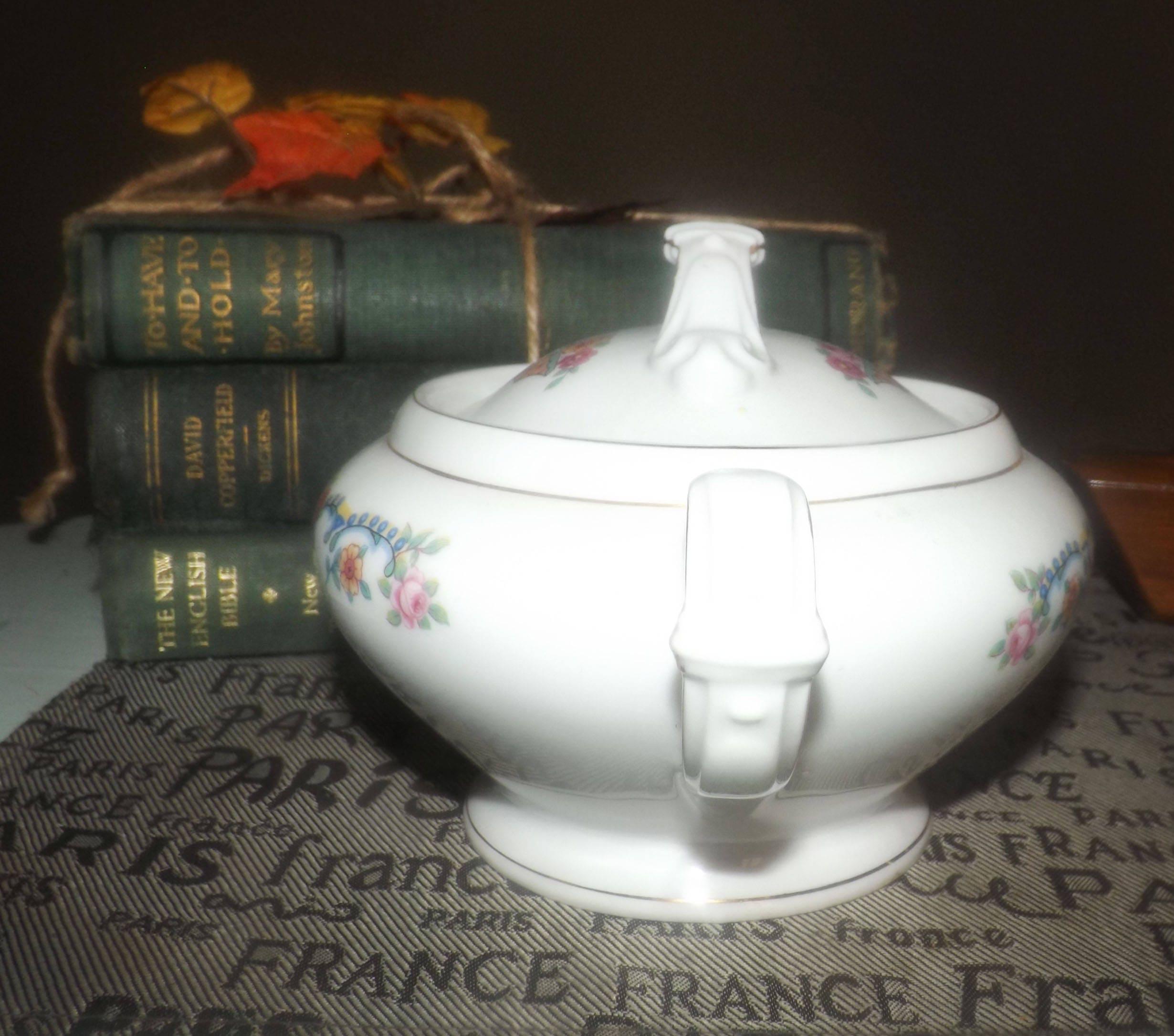 Vintage art deco (1930s) Victoria China 264 covered sugar bowl. Flowers