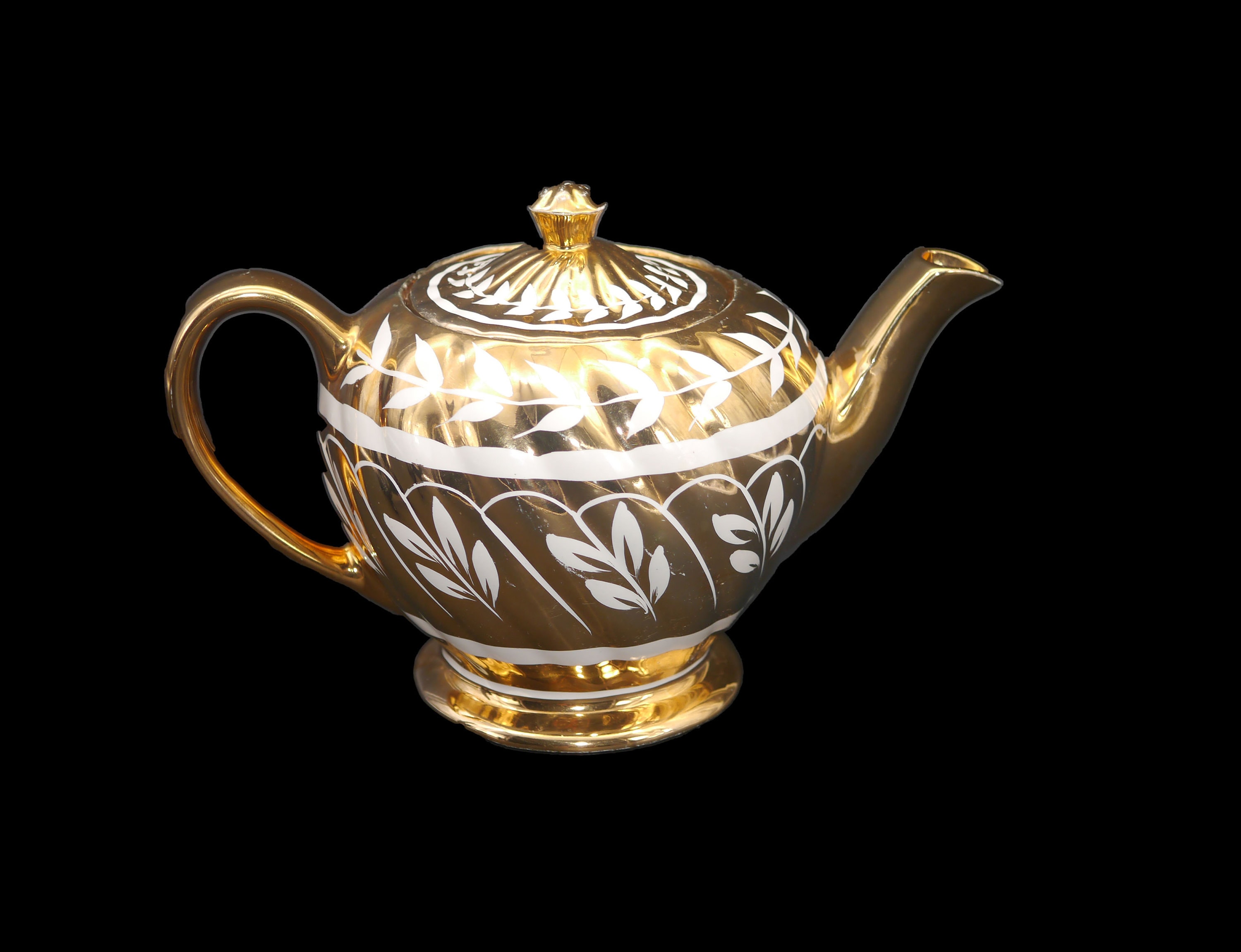 Sadler 1601R fourcup gold luster teapot with lid made in England.