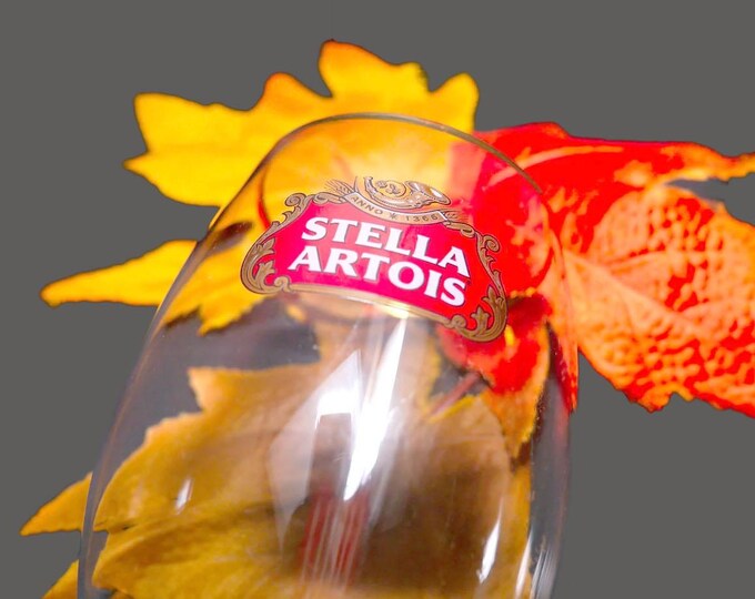 Stella Artois 33cl footed goblet | stemmed beer pint glass. Etched-glass branding, professional dispensing mark. Gold rim.