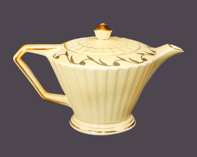 Sadler 2670 four-cup pleated Aladdin-shape teapot. Hand decorated made in England.