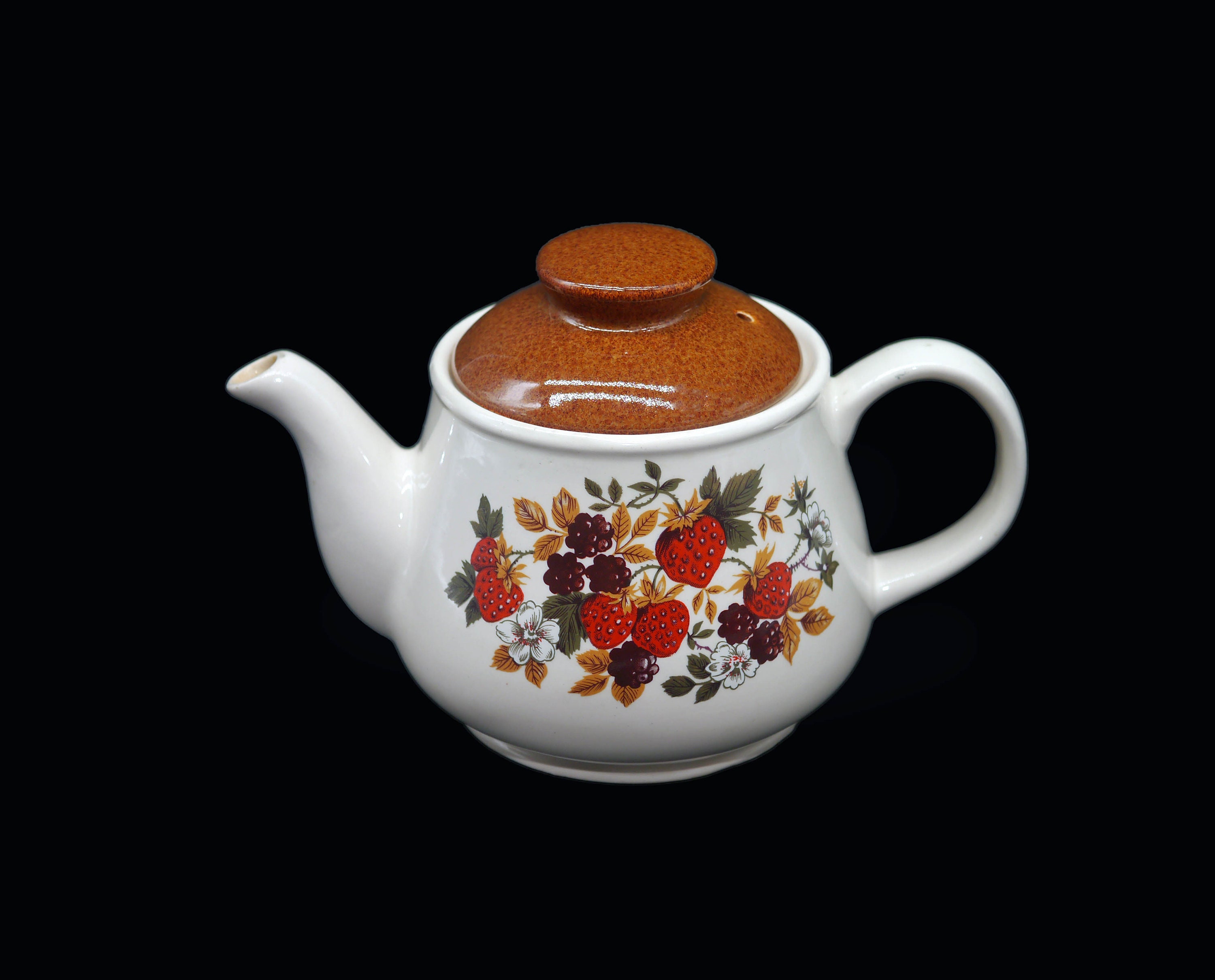 Sadler Strawberries fourcup teapot made in England.