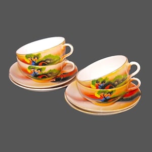 Vier Chikaramachi handbemalte Nippon Lusterware Tassen und Untertassen Sets.