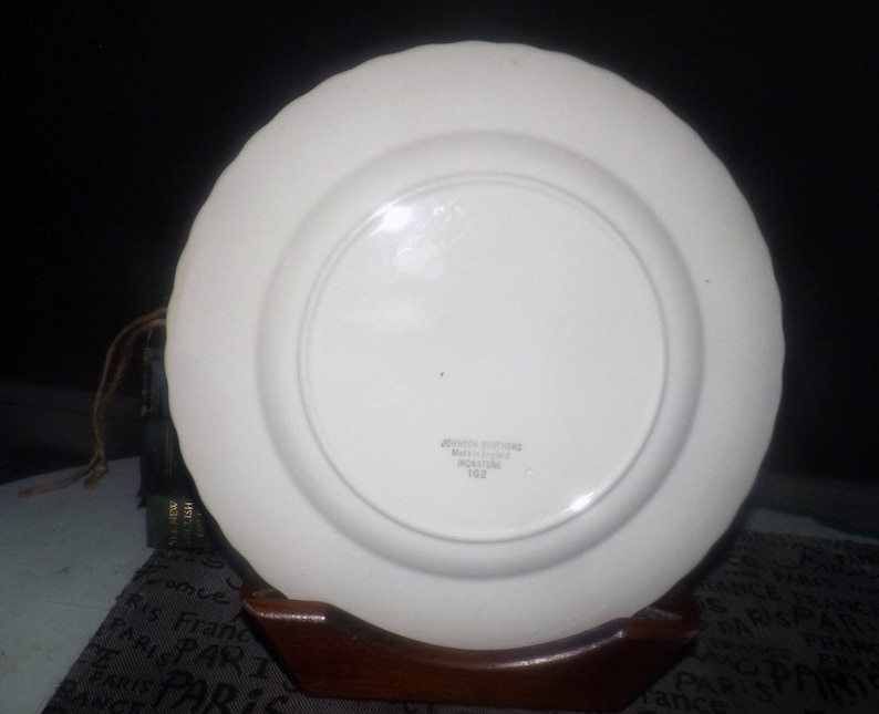 Johnson Brothers JB432 pattern dinner plate Floral sprays gold edge. swirl verge 1950s center florals Mid-century