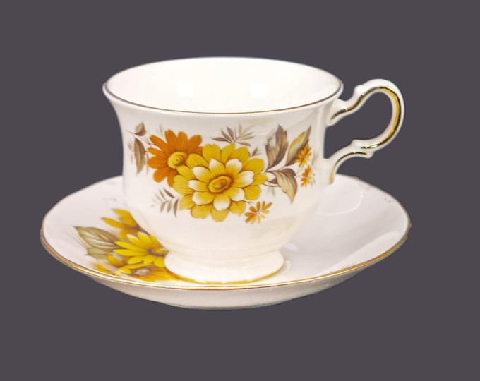 Vintage Queen Anne 8620 bone china tea set - England. Flaw.