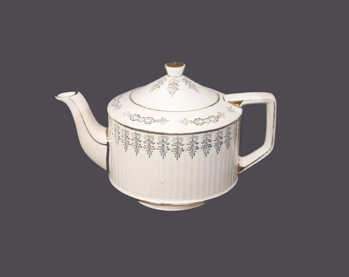 Sadler 3095 four-cup teapot made in England.