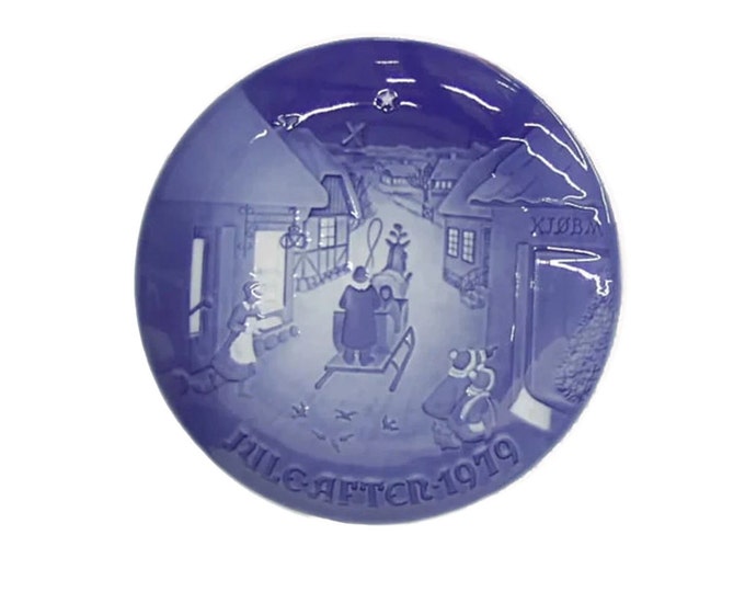 Bing & Grondahl White Christmas 1979 decorative wall cabinet display plate made in Denmark.