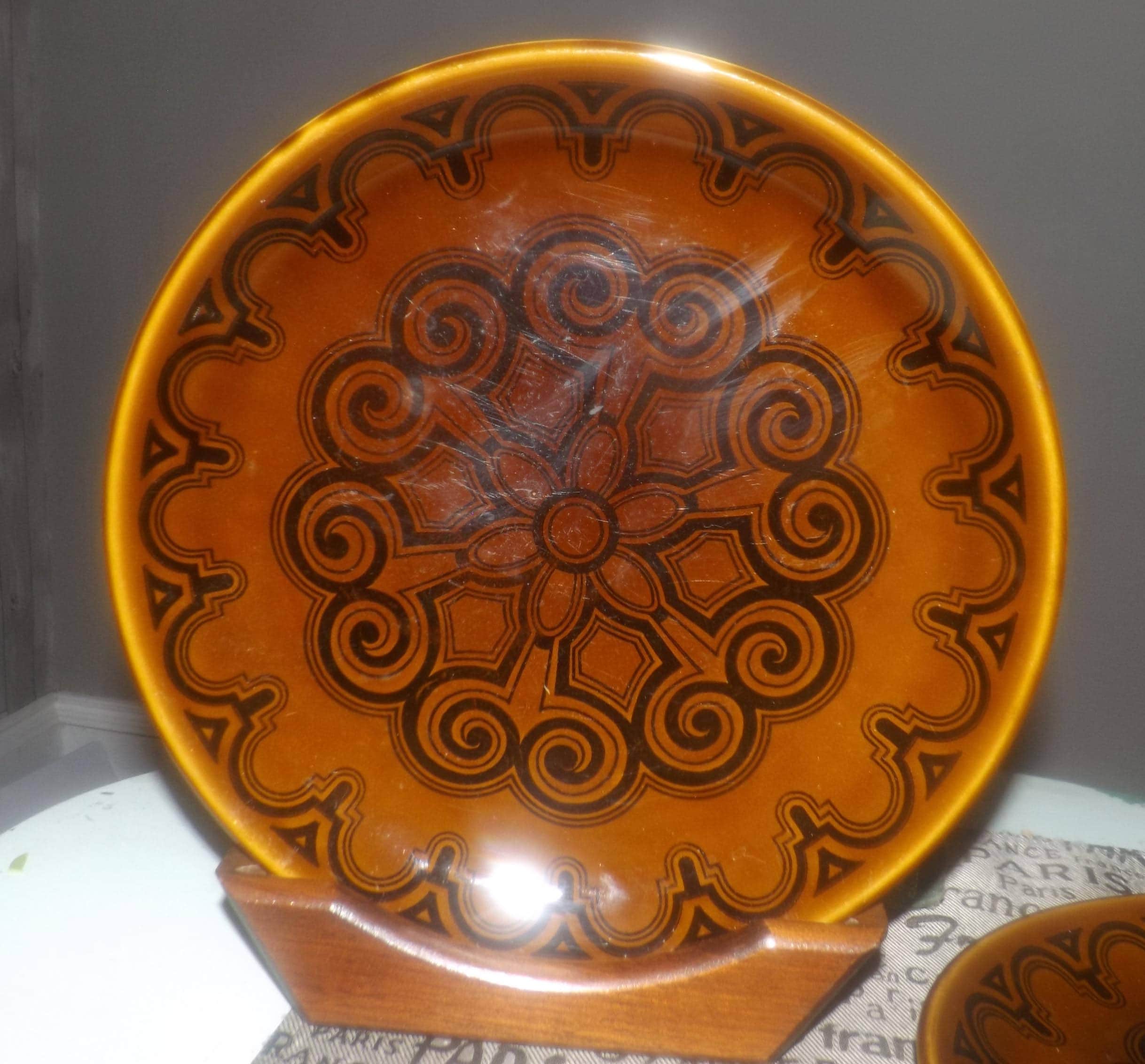 Set of three retro Biltons BIL58 large dinner plates. Highgloss brown