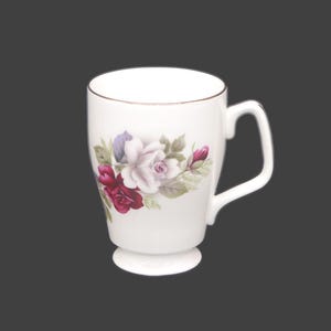 Caneca de chá em porcelana Royal Grafton, feita na Inglaterra. Rosas vermelhas e rosas, borda dourada.