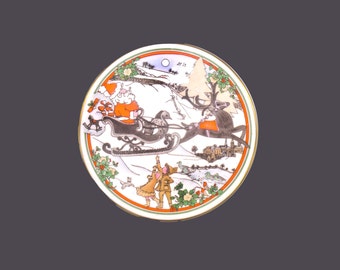 Royal Doulton Sleighride H5166 covered Christmas candy box. Winter Christmas snow scene, Santa on his sleigh. Bone china made in England.