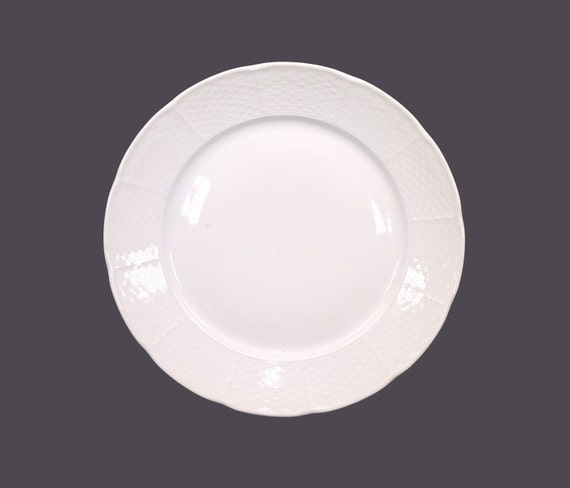 Thun THU93 Il piccolo piatto da cena o da pranzo completamente bianco  preferito dallo chef con bordo in rilievo, prodotto in Cecoslovacchia.  Venduto singolarmente. -  Italia