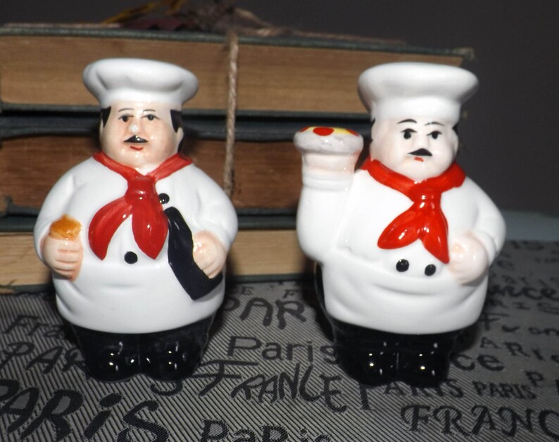 Pizza Chef hand-painted salt /& pepper shaker set Made in Japan late 1950s Original plugs to base. Mid-century