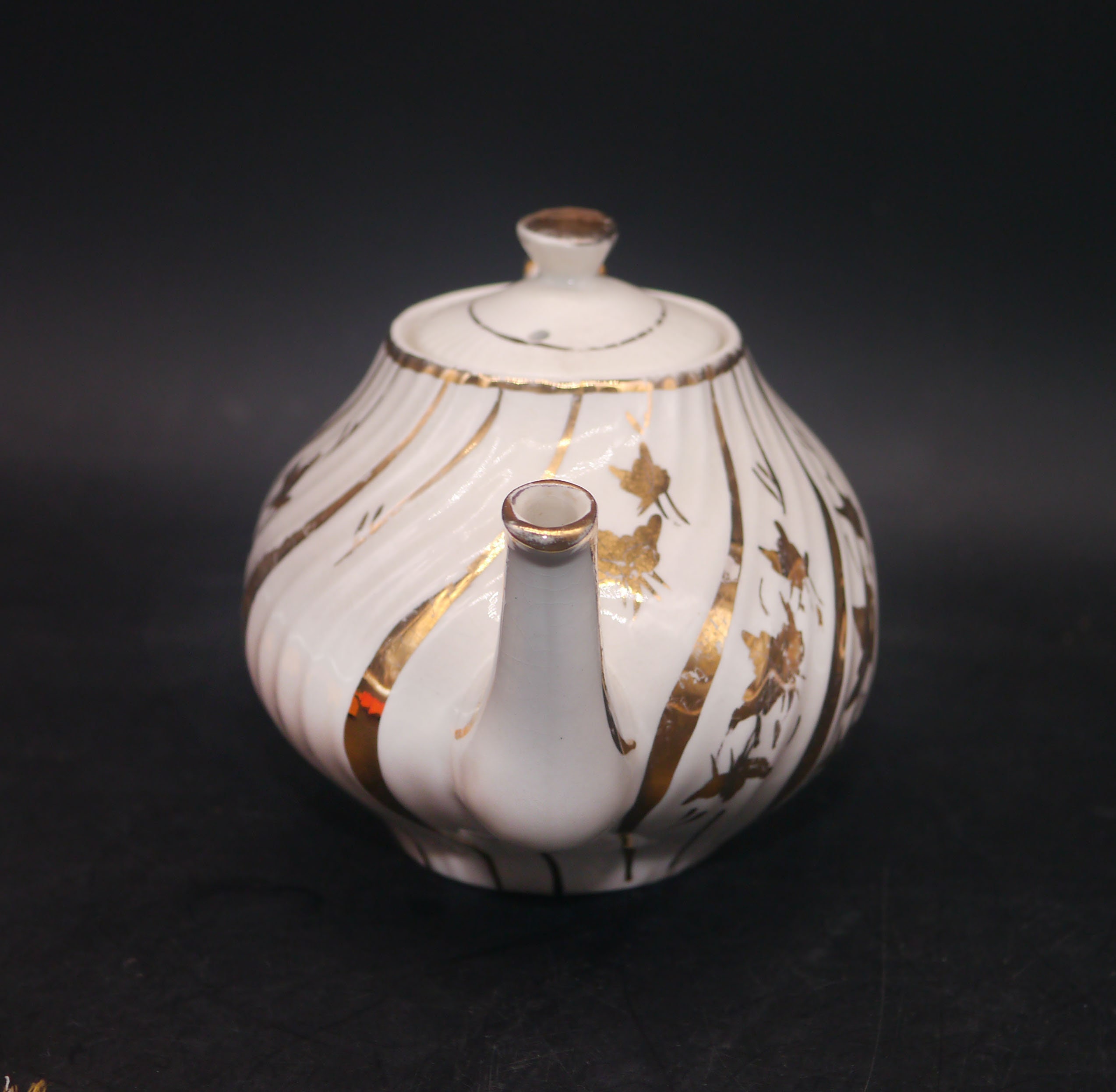 Arthur Wood 4833 fourcup, Aladdinstyle teapot made in England. Gold swirls and leaves.