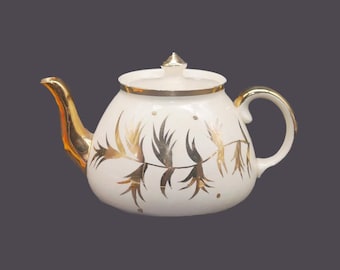 Vintage Gibsons England T720 four-cup teapot with lid. Flaw.