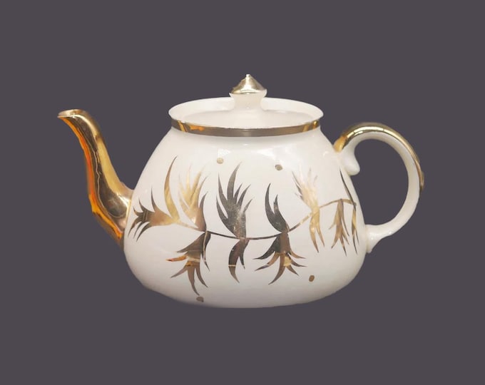 Gibsons England T720 four-cup teapot with lid. Minor flaw (see below).