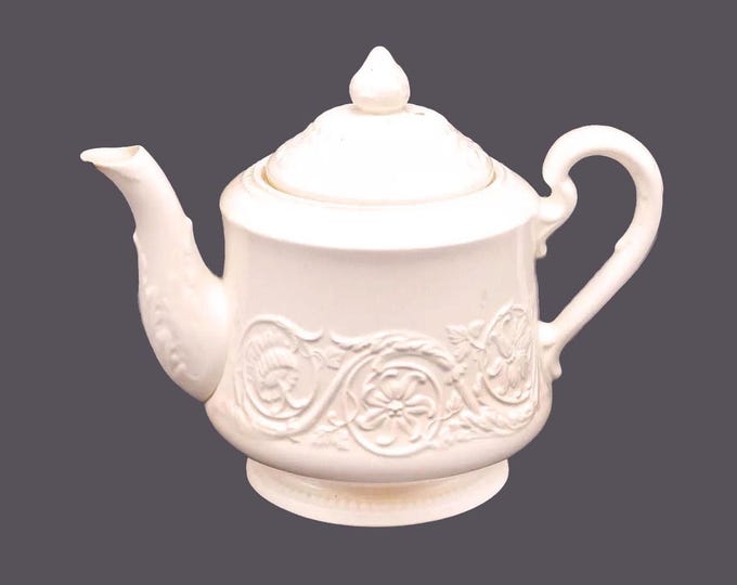 Wedgwood Patrician four-cup teapot. Wedgwood Queensware made in England. Flaws (see below).