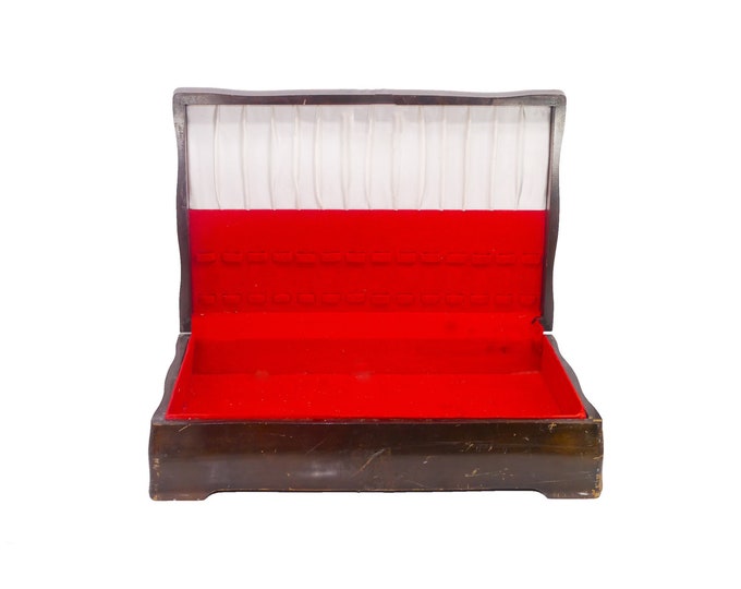 Flatware chest | cutlery chest | flatware box | cutlery box. Mahogany wood, red felt and white satin lining.