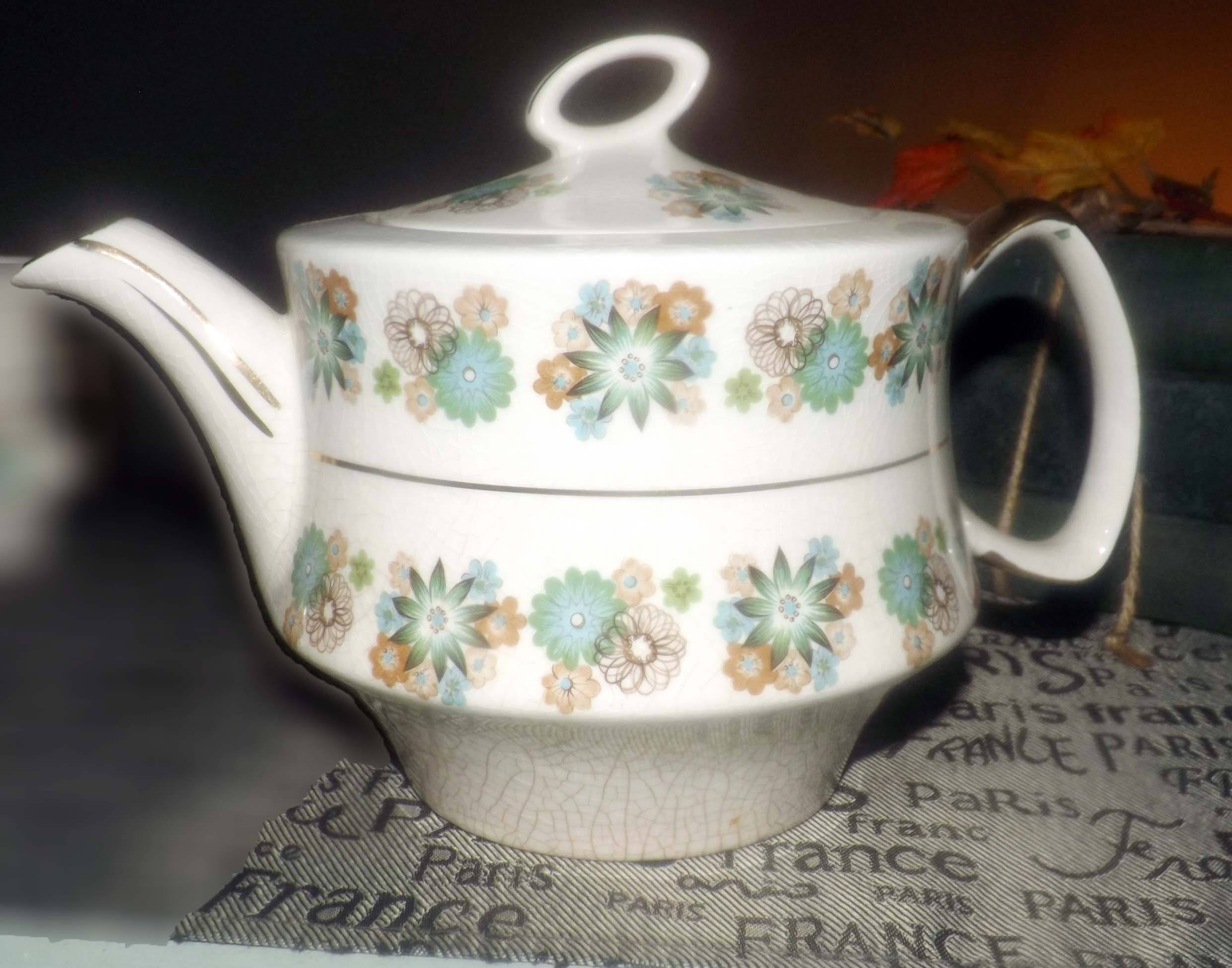 Early midcentury Gibsons W932 teapot with lid made in England.