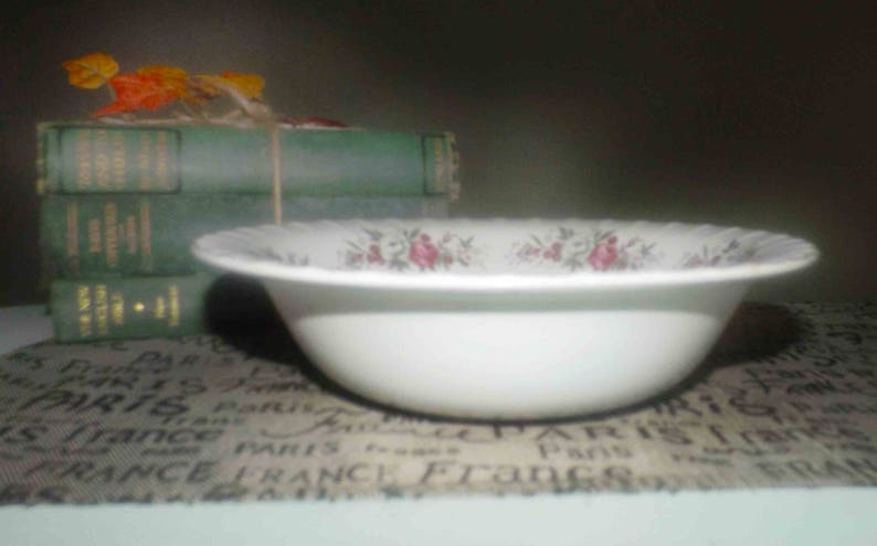 Ridgways Mirandy rimmed vegetable bowl White Mist ironstone. white roses Vintage 1960s 22K gold edge Red Ridgway Pottery
