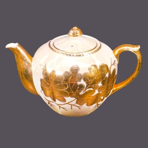Tetera Moriage de cuatro tazas, de loza lustrosa iridiscente y perlada, dorada. Atribuida al Japón de mediados del siglo XX.