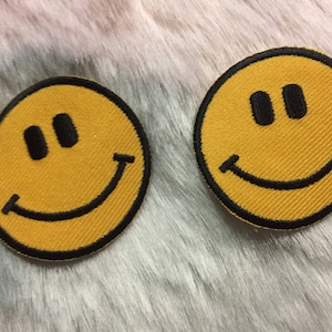 2pcs 1.5&quot; IRON ON Smiley Face Emoji Patch Applique, Iron on Smile Happy Face Patch, Embroidered Smiling Face Patches for DIY Craft Supply