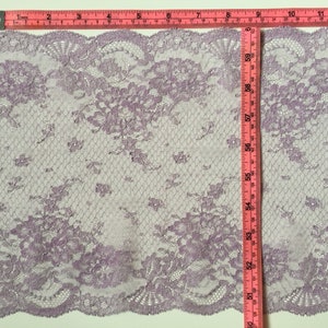 K&ouml;nnte beinhalten: Lilafarbener Spitzenbesatz mit Blumenmuster. Die Spitze ist etwa 150 cm lang.