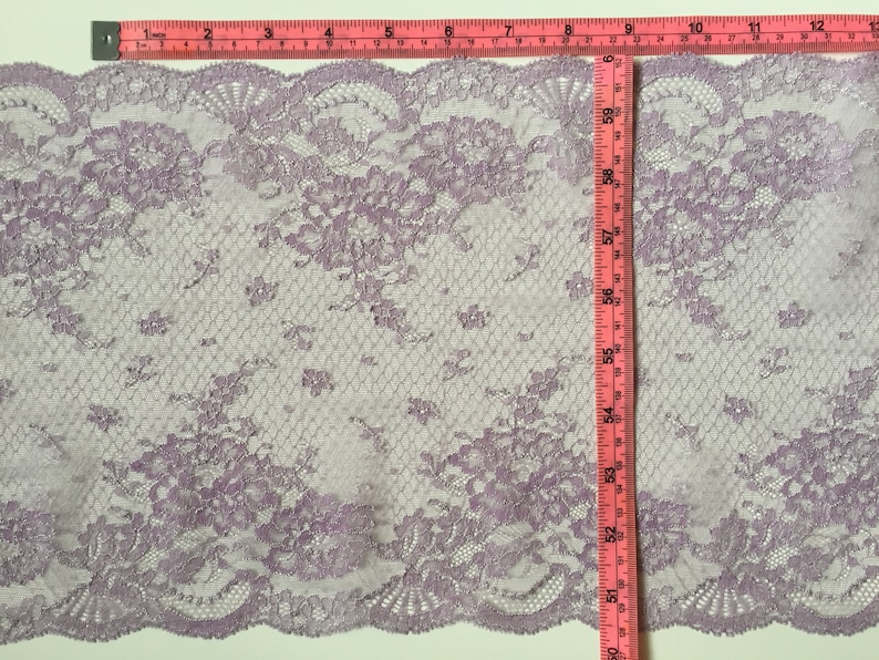 K&ouml;nnte beinhalten: Lilafarbener Spitzenbesatz mit Blumenmuster. Die Spitze ist etwa 150 cm lang.