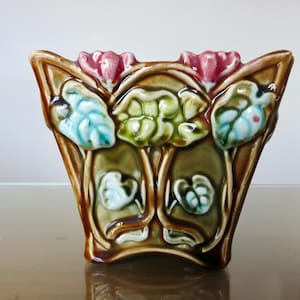 Art Nouveau slip pot, in Onnaing majolica, floral motif, late 19th, early 20th century, old vintage French slip pot holder