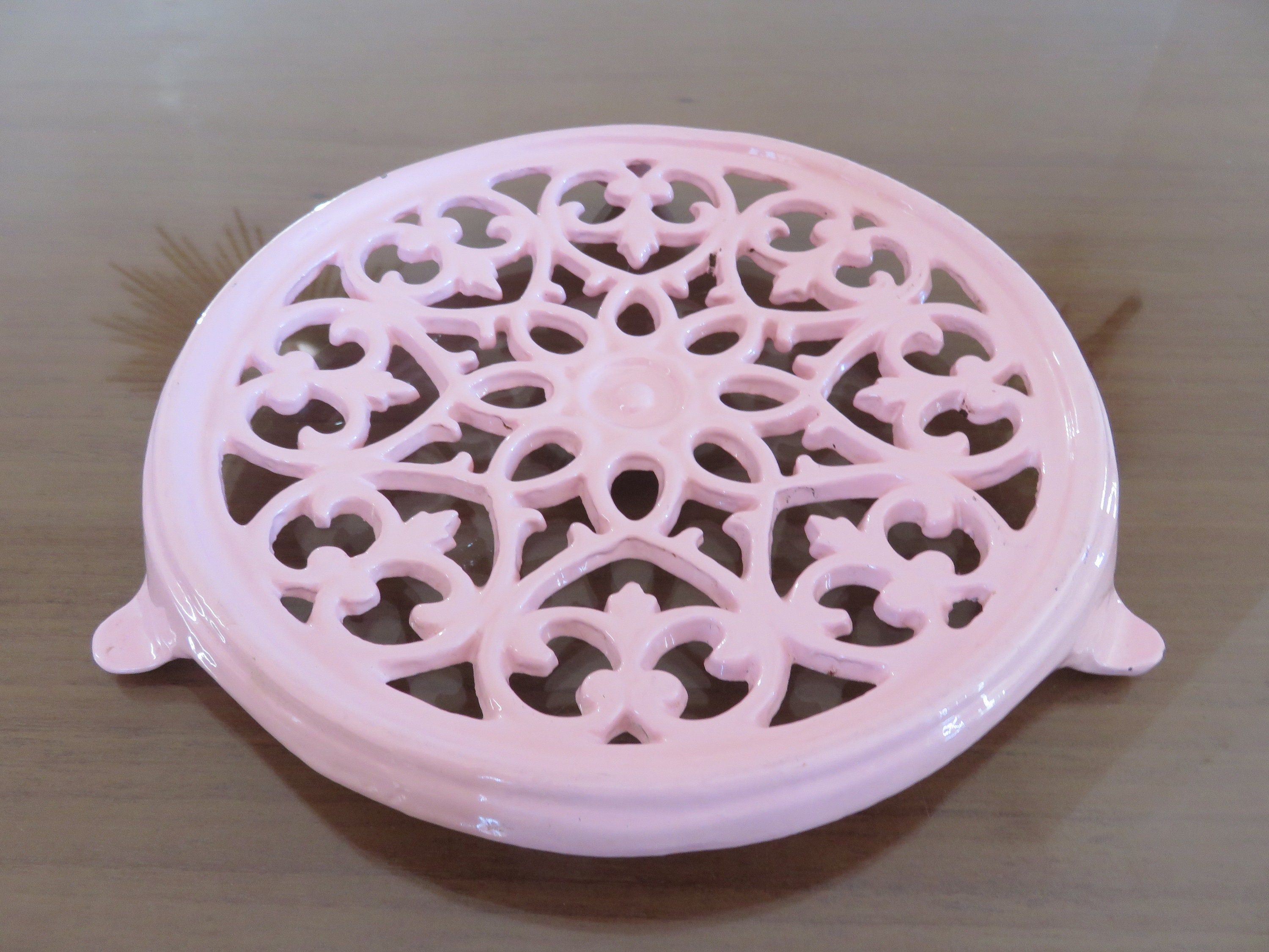 Dessous de Plat Rond, en Fonte Émaillée, Couleur Rose, Art Deco 1950 1960 50's 60S Old Vintage Frenc